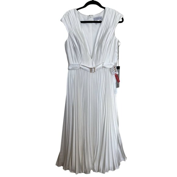 Elegant White Pleated Dress - Picture 5 of 14